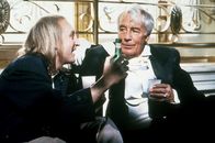 Otto - Der Film – Erst von einem Bettler (Johannes Heesters, r.), der mal bessere Zeiten gesehen hat, erfährt Otto (Otto Waalkes, l.), wie wertvoll die Flasche Wein war, die er gerade vernichtet hat. Sie war der Lohn einer guten Tat.