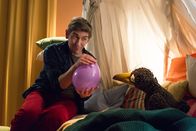 Rudis Rabenteuer – Leicht sein und fliegen wie ein Ballon! Wie schnell das geht und was dabei passieren kann, erleben Fritz Fuchs (Guido Hammesfahr) und Rudi (Lennart Morgenstern).