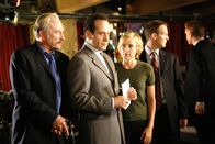 Monk – Captain Leland Stottlemeyer (Ted Levine, l.), Natalie (Traylor Howard, 3.v.l.) und Lt. Randall Disher (Jason Gray-Stanford, hinten 2.v.r.) machen sich Sorgen um Monk (Tony Shalhoub, 2.v.l.), den der soll verdeckt ermitteln und hierfür in die Rolle des Auftragskillers Frankie DePalma schlüpfen ...