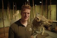 Mythos - Die größten Rätsel der Geschichte – Frank Faß vom Wolfcenter Niedersachsen untersucht das Verhalten der Wölfe. Er glaubt nicht, dass die Tiere gezielt Menschen jagen.