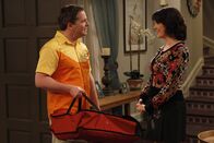 Two and a Half Men – Charlie und Rose (Melanie Lynskey, r.) treffen sich weiter heimlich. Noch weiß Charlie nicht, dass Rose gar nicht verheiratet ist und sie die Hochzeit nur vorschob, um Charlie wieder auf sich aufmerksam zu machen. Und auch als Pizzabote Gordon (J.D. Walsh, l.) hinter das Geheimnis kommt, rührt sich bei Charlie zunächst nichts ...