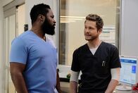 Atlanta Medical – Dr. AJ Aust (Malcom-Jamal Warner, l.); Dr. Conrad Hawkins (Matt Czuchry, r.)