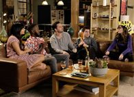 New Girl – Als der Besitzer des Lofts plötzlich Eigenbedarf anmeldet, erinnern sich (v.l.n.r.) Cece (Hannah Simone), Winston (Lamorne Morris), Nick (Jake Johnson), Schmidt (Max Greenfield) und Jess (Zooey Deschanel) an all das, was sie in dieser Wohnung erlebt haben ...