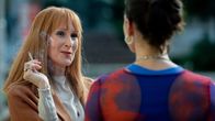 neoriginal: Crystal Wall – Louna Lloris (Anna Bardavelidze, r.) lernt zum ersten Mal Isabelle Dardenne (Nicole Beutler, l.), Nicos Mutter, kennen.