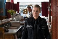 Notruf Hafenkante – Franzi (Rhea Harder-Vennewald) konnte den Flüchtigen nicht mehr einholen.