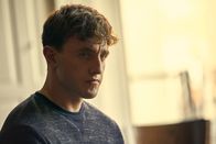 Normal People – Connell (Paul Mescal) ist nach dem überraschenden Zusammentreffen mit Marianne durcheinander. Obwohl etliche Monate seit der heimlichen Affäre vergangen sind, hat er immer noch starke Gefühle für seine Ex-Freundin.