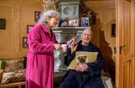 Sturm der Liebe – Hildegard (Antje Hagen, l.) peppelt den kranken Alfons (Sepp Schauer, r.) wieder auf.