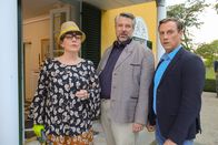 Die Rosenheim-Cops – Die Kommissare Stadler (Dieter Fischer, M.) und Bach (Patrick Kalupa, r.) befragen Angelika Kirchbach (Claudia-Sofie Jelinek, l.), die Mutter eines Verdächtigen.
