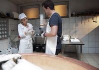 Der Bergdoktor – Bruno (Mirko Lang) hilft der sonst so verschlossenen Lydia (Sabrina Reiter) in ihrer Käserei.