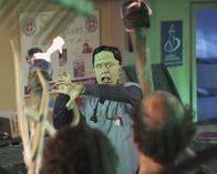 Scrubs - Die Anfänger – Tagtraum: J.D. (Zach Braff), Monster, wird gequält ...