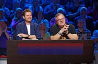 Wer weiß denn sowas? – Rateteam-Kapitän Elton (r.) mit Schauspieler und Musiker Jörn Schlönvoigt (l.).