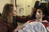 Pohlmann und die Zeit der Wünsche – Sarah Wünsche (Marlene Morreis) versteht nicht, warum ihr zwölfjähriger Sohn Paul (Oskar Netzel) immer wieder ins Krankenhaus muss.