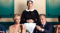 Madame – Hausmädchen Maria (Rossy de Palma, M.) mit ihren Arbeitgebern Anne (Toni Collette) und Bob (Harvey Keitel).