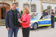 Die Rosenheim-Cops – Marie (Karin Thaler, r.) und Jo (Christian K. Schaeffer, l.) haben nach einer Veranstaltung in der Musikakademie Organisatorisches zu besprechen.