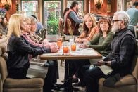 Mom – (v.l.n.r.) Jill (Jaime Pressly); Christy (Anna Faris); Marjorie (Mimi Kennedy); Bonnie (Allison Janney); Wendy (Beth Hall); Mitch (Bradley Whitford)
