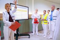 In aller Freundschaft – Dr. Ina Schulte (Isabell Gerschke, li.) koordiniert die Sichtungsbereiche für die Masseneinlieferung nach einer Gasexplosion in einer Rehaklinik. Jeder bekommt seinen Breich und seine Aufgaben zugeteilt. v.re. Dr. Roland Heilmann (Thomas Rühmann), Pflegedienstleiterin Arzu Ritter (Arzu Bazman), Schwester Miriam Schneider (Christina Petersen)