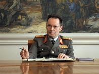 Weissensee – Hans Kupfer (Uwe Kokisch) setzt in seiner Funktion als hoher MfS-Mitarbeiter alles daran, seine Jugendliebe Dunja Hausmann vor dem Zugriff seiner Kollegen zu schützen.
