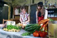Zu Tisch ... – Stéphanie und ihre Mutter Annie bereiten die Garbure vor.