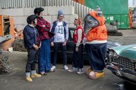 TanzAlarm – Singa und herrH versuchen die beiden Männer vom Schrottplatz mit einer Idee zu besänftigen.
