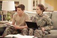 Last Man Standing – Justin (Tye Sheridan, l.) und Eve (Kaitlyn Dever, r.) lieben ihre Unform, doch zu jedem Anlass passt sie leider nicht ...