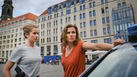 Tatort – Die Kommissarinnen Leonie Winkler (Cornelia Gröschel) und Karin Gorniak (Karin Hanczewski) befinden sich gerade unterwegs, als sie die Nachricht von Louis Bürgers Flucht erreicht.