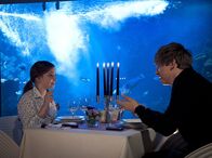 Schloss Einstein – Liz (Viktoria Krause, li.) ist ĂĽberglĂĽcklich, endlich ein Date mit ihrem Schwarm Fynn DeFreeze (Timmi Trinks, re.) zu haben. Doch sie bemerkt, dass er ganz anders ist, als in seinen Filmen.Â