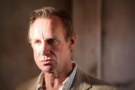 Death in Paradise – Der Schulleiter Nicholas Dunham (Nicholas Farell) hat eine Narbe im Gesicht. Die ermordete Angelique Morel hatte prophezeit, dass sie von einem vernarbten Mann umgebracht wird. Doch reicht das aus, um Dunham als Verdächtigen zu betrachten?