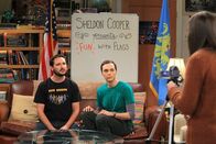 The Big Bang Theory – Für seine neueste Ausgabe von "Spaß mit Flaggen" bekommt Sheldon (Jim Parsons, M.) Unterstützung von seinem Freund Will Wheaton (Will Wheaton, l.). Amy (Mayim Bialik, r.) steht hinter der Kamera und zeichnet für die Regie verantwortlich. Doch kann das gutgehen?