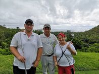 Verrückt nach Meer – Die Kreuzfahrer Erna und Christian entdecken beim Golfen auf dem Platz von Lemuria auf Praslin unter der Anleitung von Golf-Pro Gary (Mitte) unerkannte Talente.