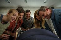 Blutige Anfänger – Thorsten Kaiser (René Steinke, r.) offenbart dem Team, Anastasia (Luise Emilie Tschersich, l.), Bruno (Martin Peńaloza Cecconi, 2.v.l), Umut (U?ur Ekero?lu, M.), Koko (Birte Hanusrichter, 2.v.r.) den Grund seiner dauernden Abwesenheit.