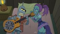 Futurama – Schon immer wollte Bender (l.) ein Folk-Star werden. Jetzt scheint der Traum in Erfüllung zu gehen. Mit einem 3D-Drucker hat er sich eine Kopie der Gitarre seines Idols Silicon Red geschaffen und hat auch schon bald in Jezabel (r.) einen ganz besonderen Fan gefunden ...