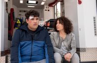 Großstadtrevier – Harry (Maria Ketikidou, r.) ist Dimitris (Danilo Kamperidis, l.) unendlich dankbar - er hat ihrem Sohn das Leben gerettet. Doch dann erkennt sie ihn auf einem Video als Taschendieb.