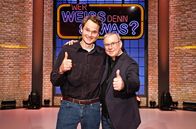 Wer weiß denn sowas? – Treten bei "Wer weiß denn sowas?" als Kandidaten gegeneinander an: Der Schauspieler Fabian Hinrichs (l.) und der Schauspieler Joachim Król (r.).