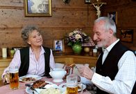 Sturm der Liebe – ARD STURM DER LIEBE FOLGE 1363 Uhr im ERSTEN. Hildegard (Antje Hagen, l.) nimmt den allergiegeplagten Alfons (Sepp Schauer, r.) auf die Schippe.