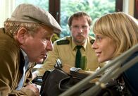 Mord mit Aussicht – Sophie Haas (Caroline Peters, r.) trifft in der Polizeiwache Hengasch auf ihren Amts-Vorgänger Hans Zielonka (Michael Hanemann, l.). Unverfroren erklärt sie dem Ex-Chef der Polizeiwache, dass sie seine unaufgeklärten Fälle lösen wird. Dietmar Schäffer (Bjarne Mädel) traut seinen Ohren nicht.