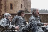 Der süße Brei – Nur für die Guten ist der Brei eine süße Erfahrung (V.l.n.r.: Martin Winkelmann und Stipe Erceg als die beiden Geldeintreiber „Nase“ und „Schwarzrabe“ sowie Roland Wolf als „Graf Ruben von Hammerlitz“).