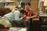 Two and a Half Men – Das Mitleid eines Freundes: Jon Cryer als Alan Harper, Ashton Kutcher als Walden Schmidt (Copyright SRF/Warner Bros.)