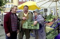 Die Rosenheim-Cops – Hans Weidinger (Georg Seberg, l.) kann es nicht fassen, dass seine Verlobte ihn betrogen haben soll, aber zur seiner Verwunderung erfährt Korbinian Hofer (Joseph Hannesschläger), dass die Magd Kathy Gerstl (Ursula Erber) gute Gründe hatte, Weidinger vor dieser Frau zu warnen.