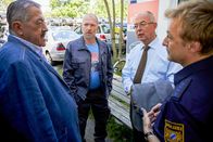 Die Rosenheim-Cops – Polizeidirektor Achtziger (Alexander Duda, 2.v.r.), Kommissar Hofer (Joseph Hannesschläger, l.) und Polizeihauptmeister Mohr (Max Müller, r.) befragen den Vorarbeiter des Schrottplatzes, Roman Aubinger (Andreas Schwaiger, 2.v.l.), zu seinem Alibi.