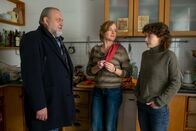 Der Alte – Richard Voss' (Jan-Gregor Kremp, l.) Besuch bei Sandra Menzel (Franziska von Harsdorf, r.) und ihrer Mutter Ilse (Nina Petri, M.) macht ihm deutlich, wie sehr sich deren Leben von dem ihrer Kommilitonen unterscheidet.