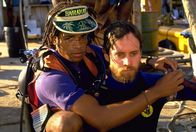 Der weiße Hai IV – Die beiden befreundeten Wissenschaftler Jake (Mario Van Peebles, l.) und Michael (Lance Guest, r.) machen sich auf die Suche nach dem Hai.