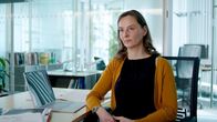 Wirecard – Wirecard: Hoffnungsträger der deutschen Zukunftsindustrien. Ein FinTech mit dunkler Schmuddel-Vergangenheit und grandioser Zukunft. Ein Unternehmen, das 2019 die Deutsche Bank übernehmen wollte. Bis das Wunderwerk im Juni 2020 als Lügengebäude zusammenkracht und ein schwarzes Loch von 3,2 Milliarden Euro Schulden hinterlässt. Es ist einer der größten Finanzskandale aller Zeiten - gewerbsmäßiger Bandenbetrug, Bilanzfälschung, Geldwäsche, Marktmanipulation, Erpressung. Und dahinter ein weltweit agierendes Netzwerk. - Melanie Bergermann ist Investigativjournalistin.