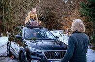 Sturm der Liebe – Erik (Sven Waasner, hinten) ist überrumpelt, als Michael (Erich Altenkopf, vorne) ihn in einer vermeintlich missverständlichen Situation mit Nicole (Dionne Wudu, M.) ertappt.