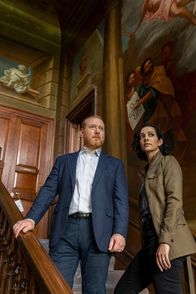 The Chelsea Detective – Max (Adrian Scarborough) und Priya (Sonita Henry) auf der verzierten Treppe der internationalen Schule von Chelsea.