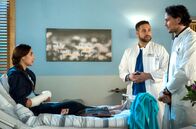 In aller Freundschaft - Die jungen Ärzte – Vor der jungen Patientin Kaja Baldin (Rona Özkan, l.) macht Matteo (Mike Adler, M.) Noah Mattes (Christian Martin Schäfer, r.) klar, wer im Klinikum das Sagen hat.