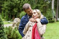 Sturm der Liebe – Nils (Florian Stadler, l.) ist entschlossen, Beatrice (Isabella Hübner, r.) das Baby wegzunehmen.