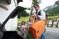 Der Bergdoktor – (v.li.) Ava Montgomery (Lea), Paula Schramm (Jana Keutner), Hans Sigl (Dr. Martin Gruber).