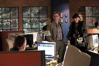 Navy CIS – Die Gefahr von Terroranschlägen bedroht während der Thanksgiving Reisewelle die Flughäfen im Nordosten der USA. Das Team um Gibbs (Mark Harmon, 2.v.l.), McGee (Sean Murray, l.), Abby (Pauley Perrette, r.) und Jimmy (Brian Dietzen, 2.v.r.) ermittelt ...