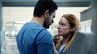 Transplant - Ein besonderer Notarzt – Intimer Moment: Hamza Haq als Bashir Hamed, Laurence Leboeuf als Magalie Leblanc