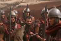 Spartacus – Als sich Drago einen Versprecher leistet, ahnt Ashur (Nick E. Tarabay, 3.v.r.) sofort, wo sich Spartacus und seine Männer befinden: in den Minen von Lucania. Mit den Soldaten von Glaber macht er sich dahin auf - und stößt auch prompt auf die Gesuchten ...